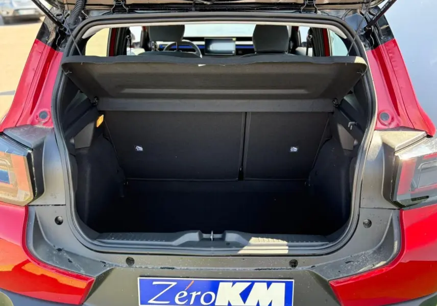 Coffre ouvert vu de l'arrière d'une Citroën C3 2025 Rouge Elixir avec toit noir et feux arrière distinctifs.