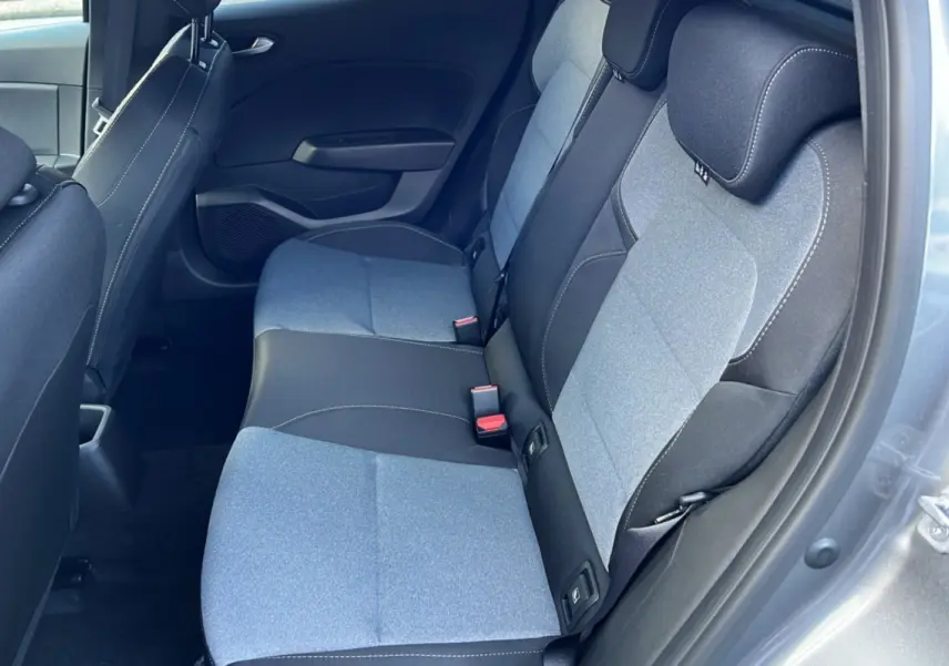 Vue intérieure côté droit sur les sièges arrière gris et noirs de la Renault Clio 2025 finition Evolution PK Look.