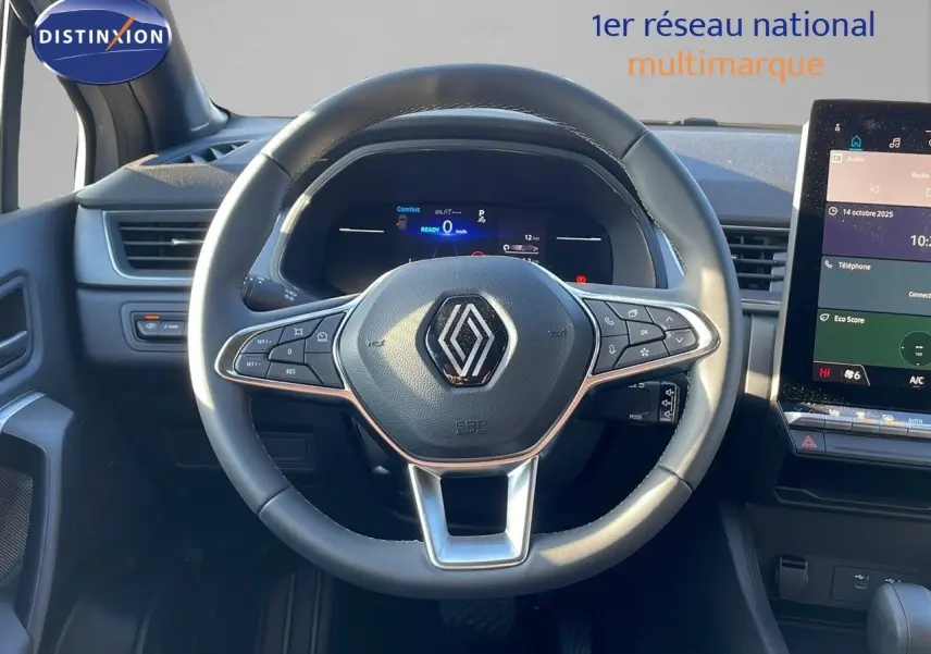 Vue centrée sur le volant du Renault Captur 2025, affichant le tableau de bord numérique et l'écran tactile central.
