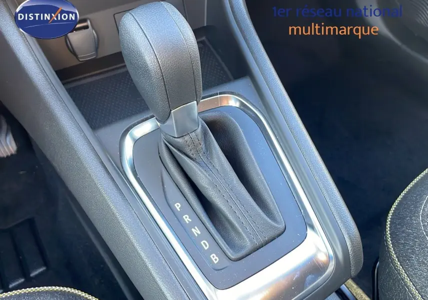 Le levier de vitesses automatique noir de la Renault Captur E-Tech hybride, vu en gros plan intérieur.