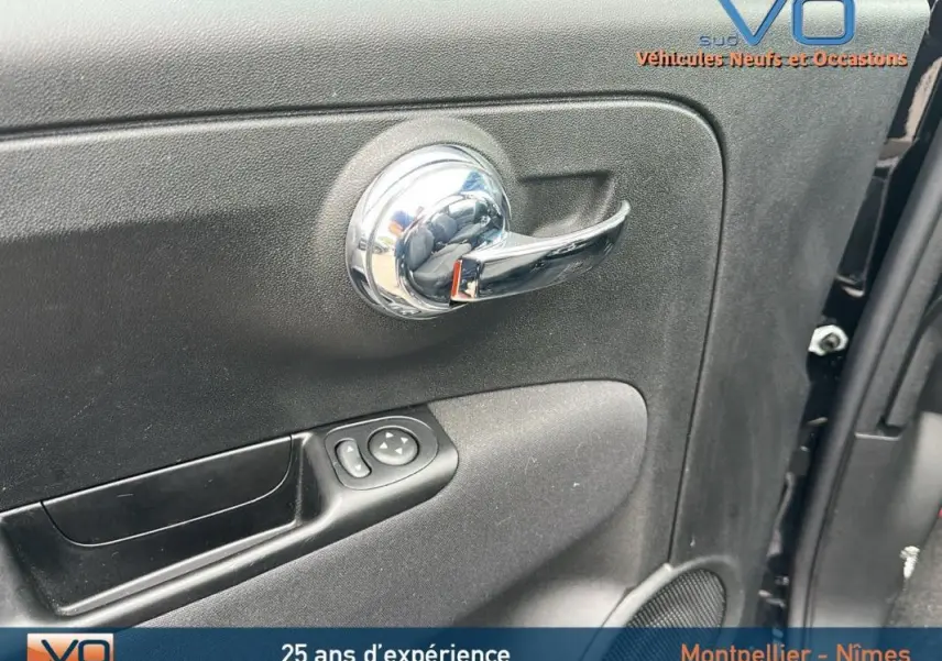 Poignée de porte intérieure chromée côté gauche de la FIAT 500C noire 2024 avec commandes de réglage des rétroviseurs.