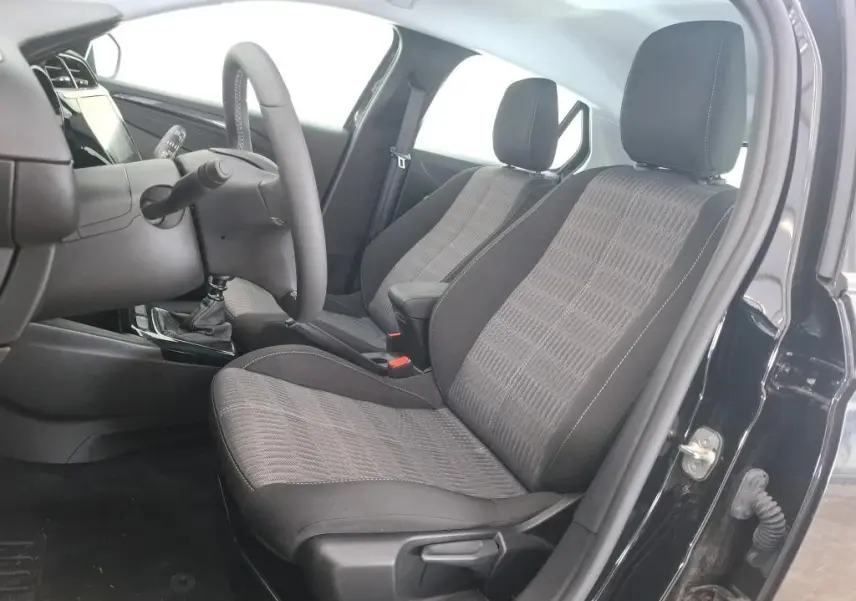 Vue intérieure côté conducteur de l’Opel Corsa F Elegance Business 2023 noir perla, sièges tissu gris et noir.