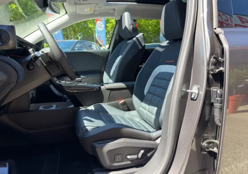 Vue intérieure côté conducteur du Citroën C5 Aircross gris platinium, siège avant cuir avec réglages électriques.