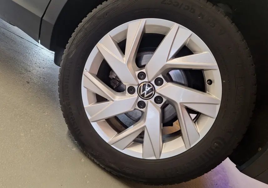 Gros plan sur la jante alliage 18'' Francfort argentée du Volkswagen Tiguan gris, avec pneu Continental 235/55 R18.