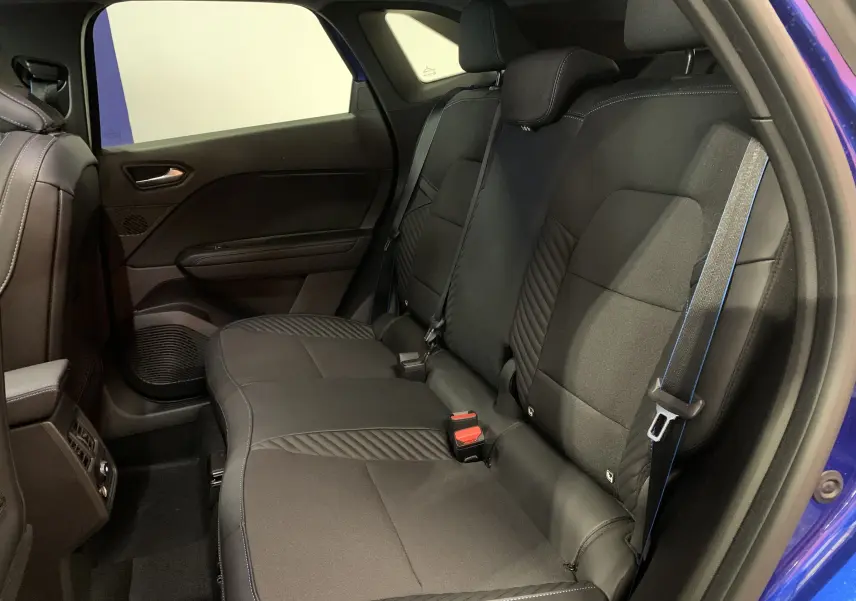 Vue intérieure côté droit des sièges arrière en tissu noir avec surpiqûres bleues du Renault Symbioz E-Tech Full Hybrid 2025.