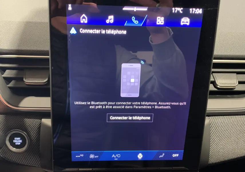 Écran tactile central de la Renault Symbioz 2025 affichant la connexion Bluetooth pour téléphone, intérieur moderne et épuré.