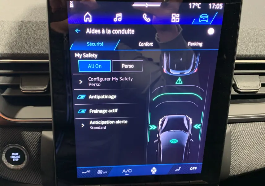 Écran tactile central du Renault Symbioz 2025 montrant les aides à la conduite et options de sécurité en intérieur noir.