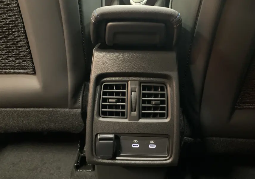 Vue rapprochée des aérateurs arrière et des deux ports USB-C illuminés sur la console centrale d'une Renault Symbioz 2025.