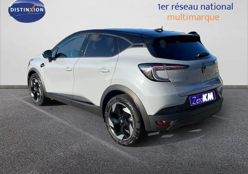 Renault Captur E-Tech hybride gris Rafale avec toit noir, vue 3/4 arrière côté droit sur parking.