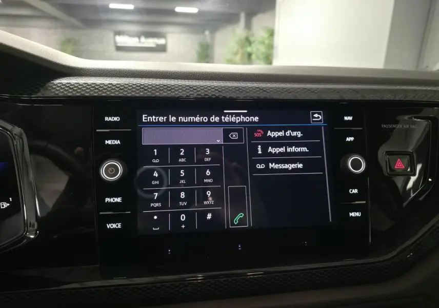 Écran tactile central de la Volkswagen Polo 2025 affichant le clavier pour entrer un numéro de téléphone.