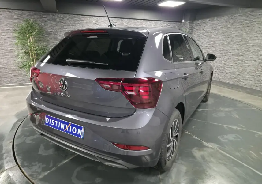 Vue 3/4 arrière droite d'une Volkswagen Polo gris métallisé avec feux arrière LED et jantes alliage.