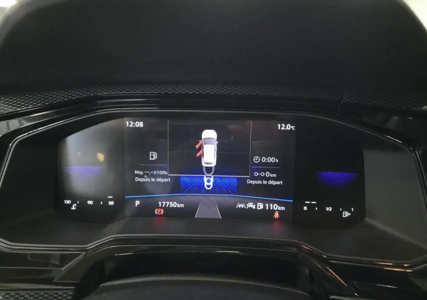 Affichage numérique du tableau de bord de la Volkswagen Polo 2025, avec indicateurs de température et kilométrage.