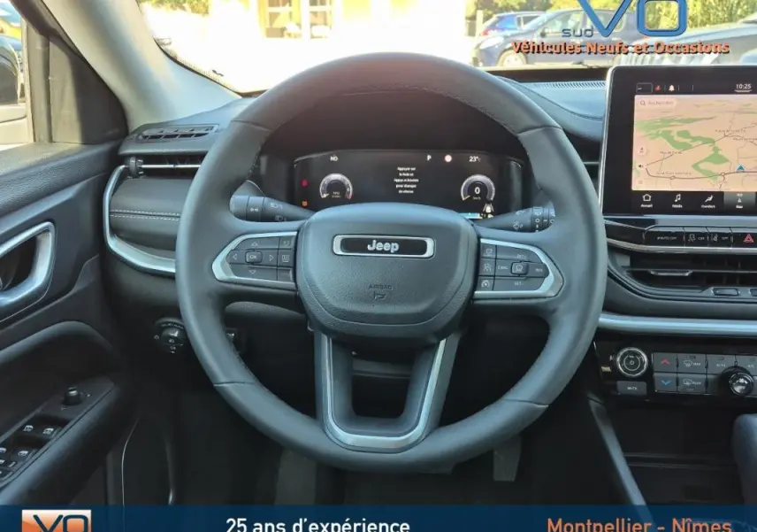 Vue centrée sur le volant et le tableau de bord du Jeep Compass 2023 avec écran tactile et commandes au volant.