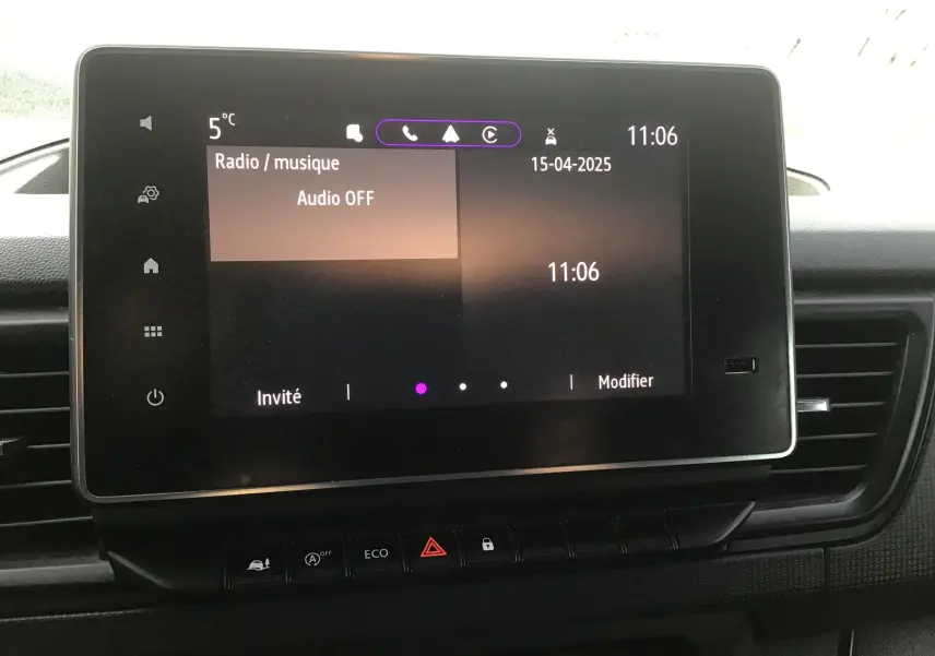 Écran tactile Easy Link 8 pouces du Renault Trafic Combi gris clair, affichant l'interface radio et l'heure.