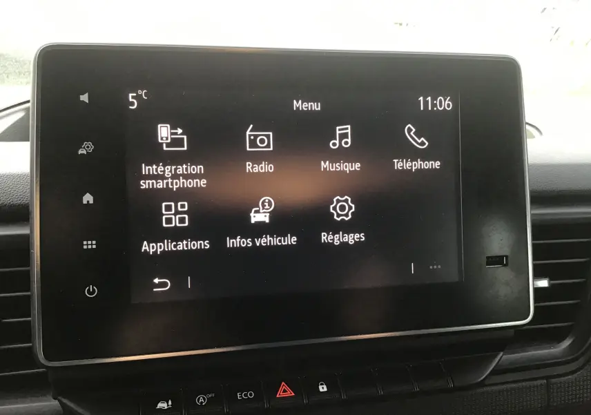 Écran tactile Easy Link 8 pouces du Renault Trafic Combi gris clair, affichant le menu principal multimédia.