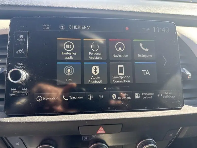 Écran tactile central de la Honda Jazz 1.5 i-MMD 2021 affichant le menu multimédia avec options navigation et Bluetooth.