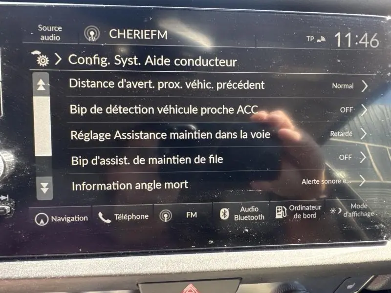 Écran tactile intérieur de la Honda Jazz 2021 montrant les réglages d’aide à la conduite en mode nuit.