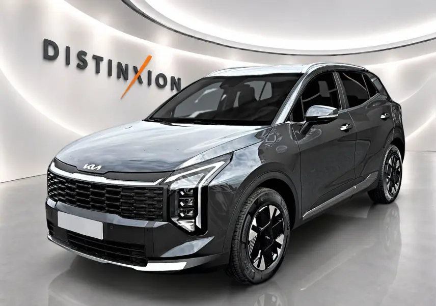 KIA SPORTAGE 1.6 hybride gris eclipse en 3/4 avant droit avec calandre noire et jantes alu distinctives.