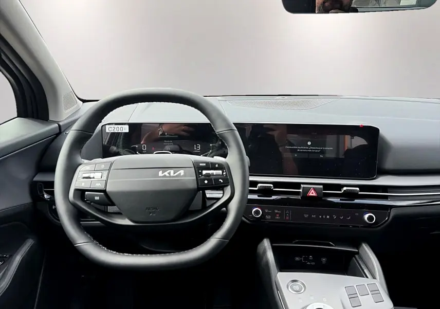 Vue intérieure frontale du tableau de bord et volant cuir multifonction du KIA SPORTAGE gris eclipse 2026 hybride.