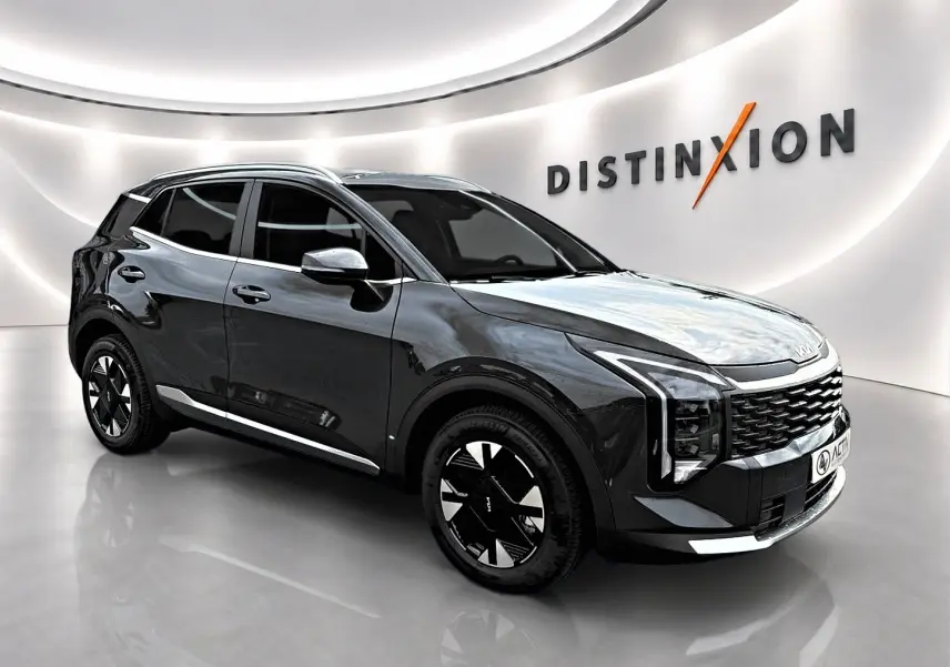 Vue 3/4 avant droit du KIA SPORTAGE gris eclipse avec calandre distinctive et jantes noires stylisées.