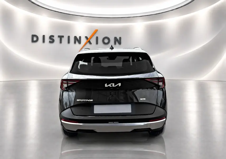 Vue arrière d'un KIA SPORTAGE 1.6 hybride gris eclipse, avec feux arrière LED et logo KIA lumineux.
