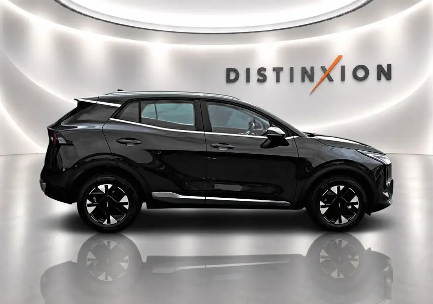 Vue latérale droite du KIA SPORTAGE 1.6 hybride 239 gris eclipse avec jantes alliage et toit noir brillant en studio.