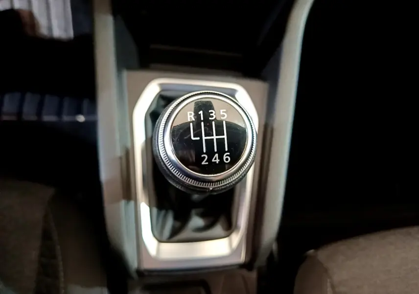 Le levier de vitesses manuel noir et argenté de la Renault Clio Business blanche, vue intérieure centrée.