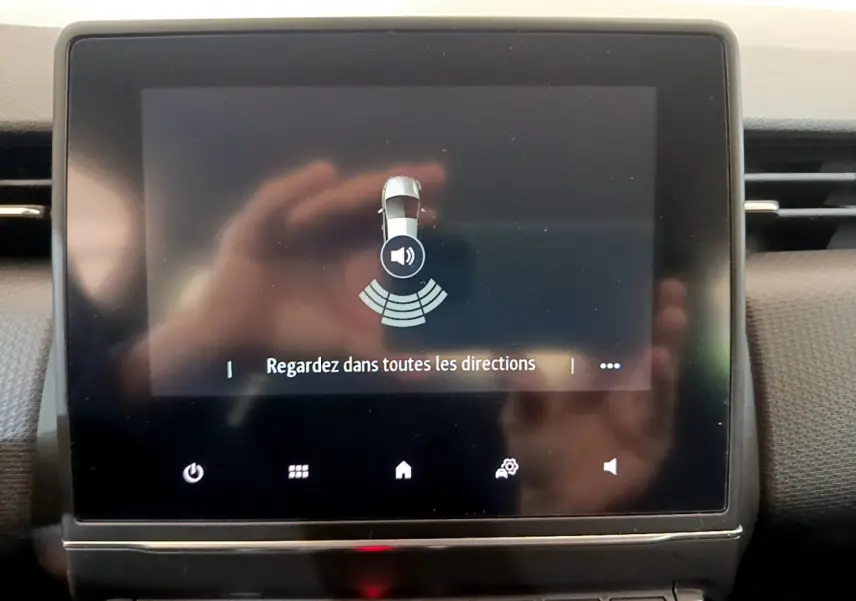 Écran tactile central de la Renault Clio Business blanc 2021 affichant l'alerte de capteurs de stationnement.