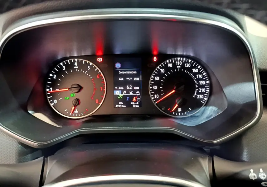 Vue rapprochée du tableau de bord de la Renault Clio Business blanche 2021, affichage digital et compte-tours visibles.