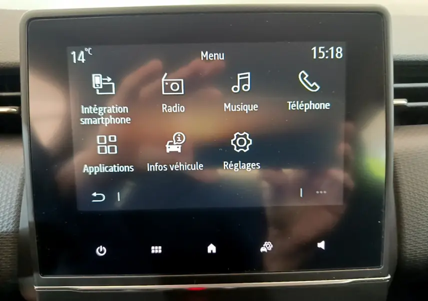 Écran tactile central de la Renault Clio Business blanc 2021 affichant le menu multimédia avec options smartphone et radio.