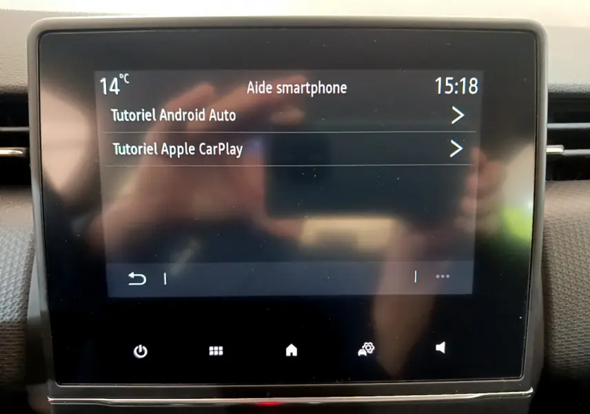 Écran tactile central de la Renault Clio Business blanc 2021 affichant les tutoriels Android Auto et Apple CarPlay.