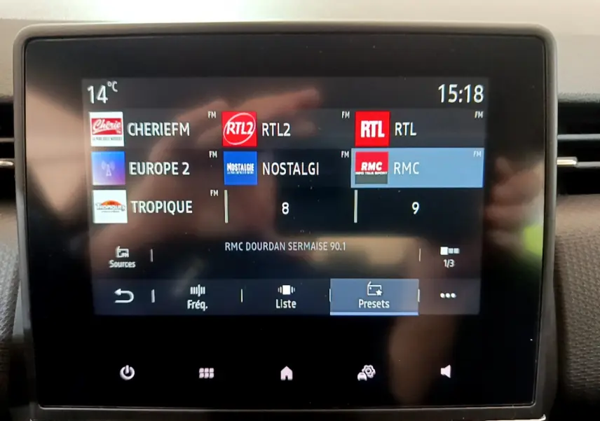 Écran tactile central de la Renault Clio Business blanc 2021 affichant les stations radio FM en interface multimédia.