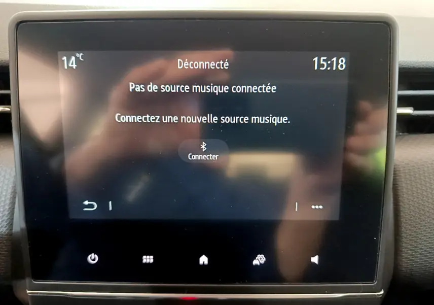 Écran tactile central de la Renault Clio Business blanche 2021 affichant un message de connexion Bluetooth pour musique