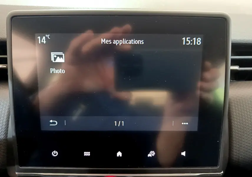 Écran tactile central de la Renault Clio Business blanc, affichant l'interface "Mes applications" avec l'icône Photo.