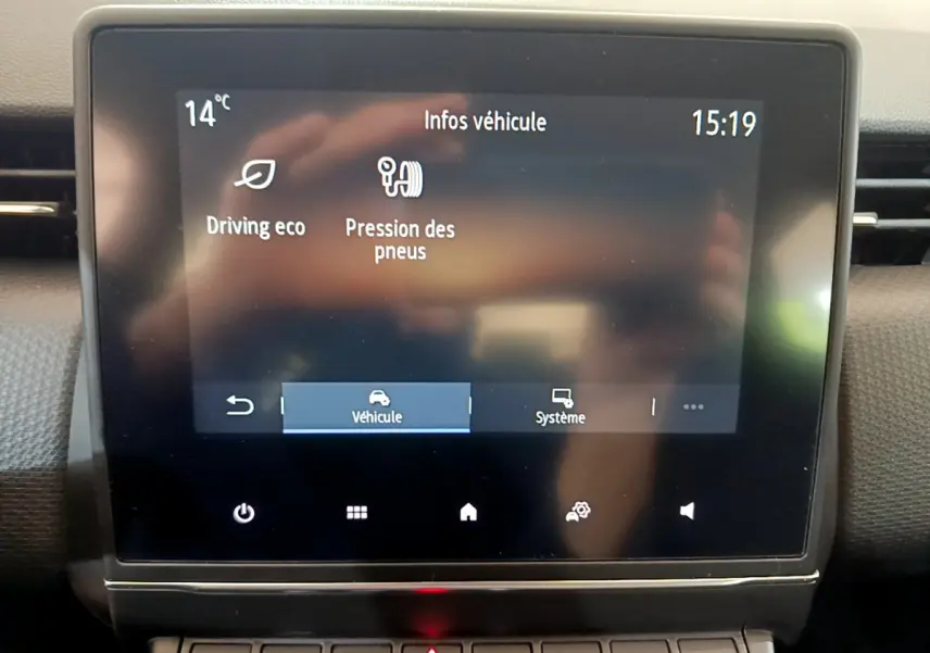 Écran tactile central de la Renault Clio Business blanc 2021 affichant les infos véhicule à 15h19.