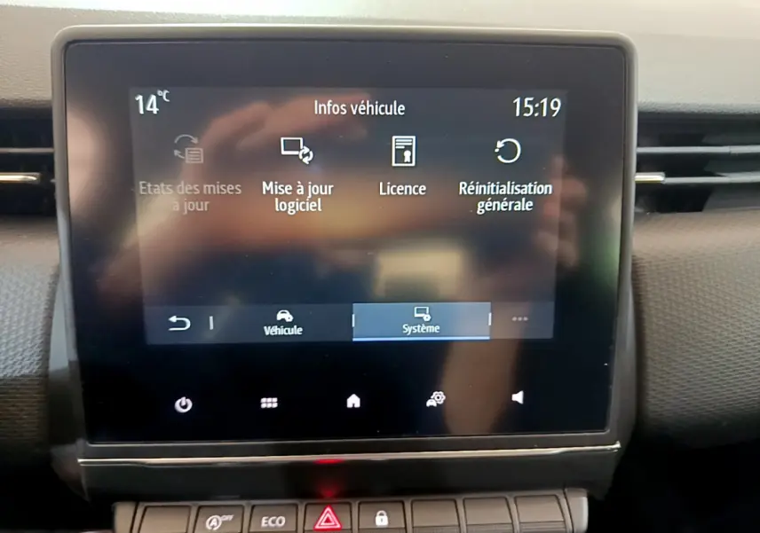 Écran tactile central de la Renault Clio Business blanc 2021 affichant le menu de mise à jour logiciel.
