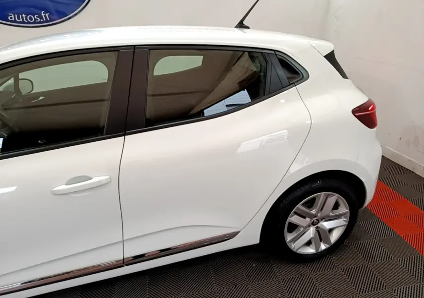Profil côté droit de la Renault Clio Business blanche de 2021, mettant en valeur la ligne fluide et les jantes alliage.