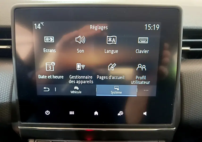 Écran tactile central de la Renault Clio Business blanc 2021 affichant le menu Réglages avec icônes claires.