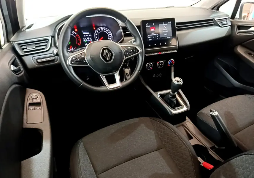 Vue intérieure avant droite de la Renault Clio Business 2021 avec tableau de bord noir et écran tactile central.