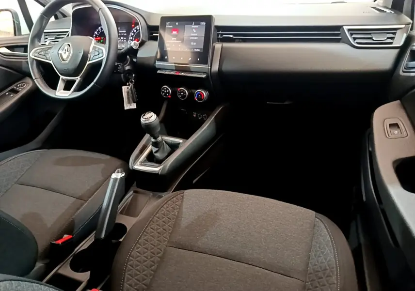 Intérieur de Renault Clio Business 2021 vu côté conducteur, tableau de bord noir avec écran tactile et volant multifonctions.