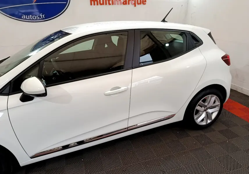 Profil côté gauche de la Renault Clio Business blanche 2021, soulignant ses lignes épurées et ses jantes alliage.