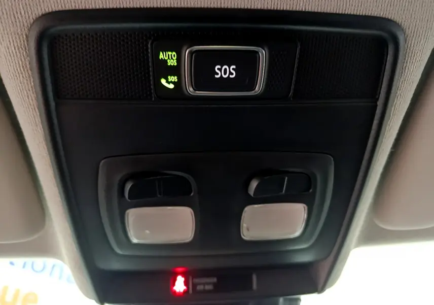 Gros plan sur le plafonnier intérieur avec bouton SOS illuminé de la Renault Clio Business blanche de 2021.