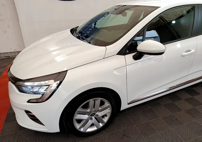Renault Clio Business blanc vue 3/4 avant droit, avec phares LED et jantes alliage visibles