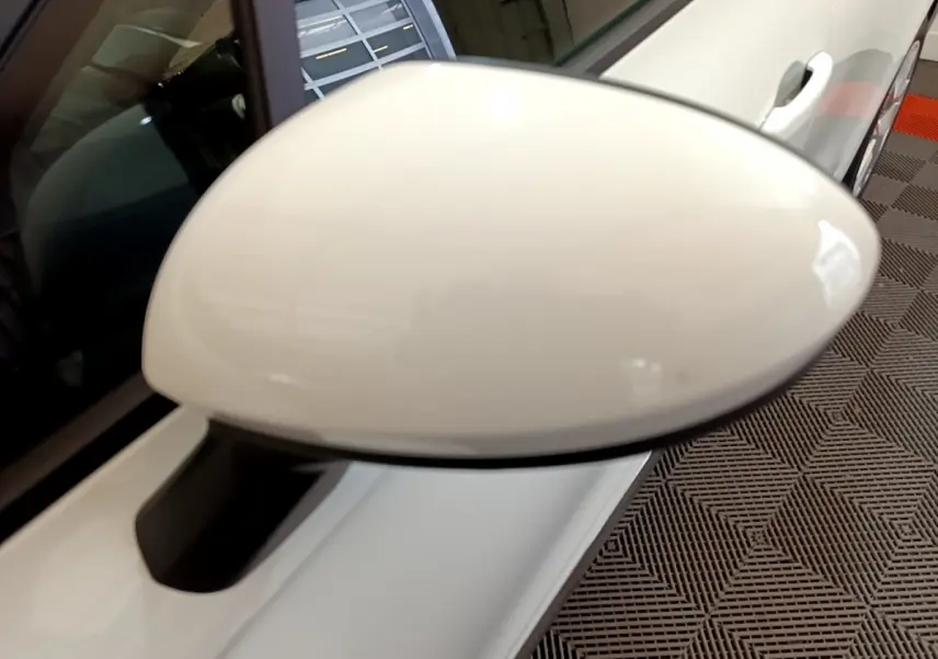 Rétroviseur droit blanc en gros plan sur Renault Clio Business SCe 65 2021, vue latérale extérieure.