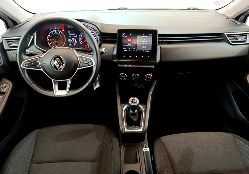 Intérieur de Renault Clio Business 2021 vu de face, volant cuir, écran tactile central et boîte manuelle noire.