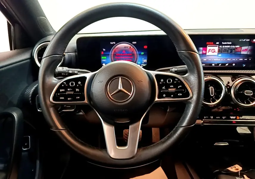 Vue frontale du volant cuir noir multifonctions et tableau de bord digital de la Mercedes Classe A 250 e Business Line 2020.