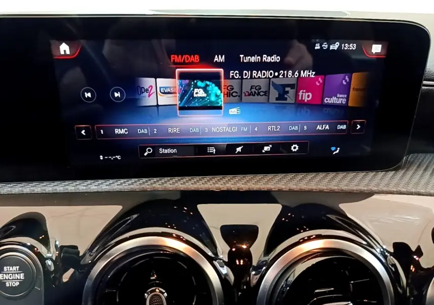 Vue rapprochée du tableau de bord de la Mercedes Classe A 250 e Business Line 2020, écran tactile et aérateurs ronds noirs brillants.