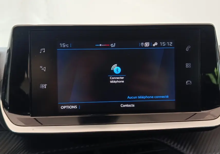 Écran tactile central de 7 pouces de la Peugeot 208 blanc, affichant la connexion Bluetooth téléphone.
