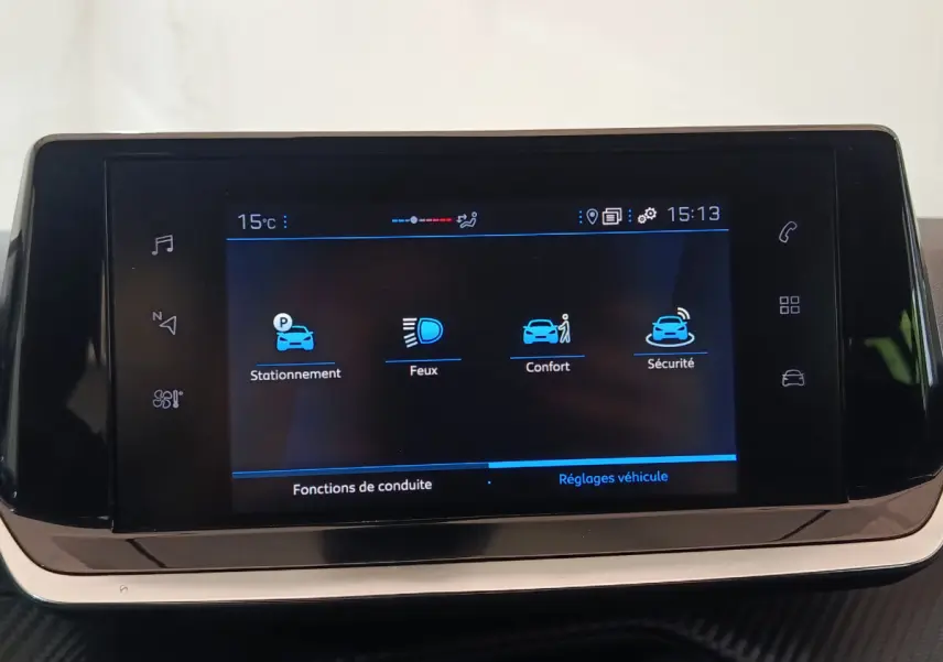 Écran tactile central de 7 pouces de la Peugeot 208 PureTech 100 blanc, affichant les réglages de conduite.