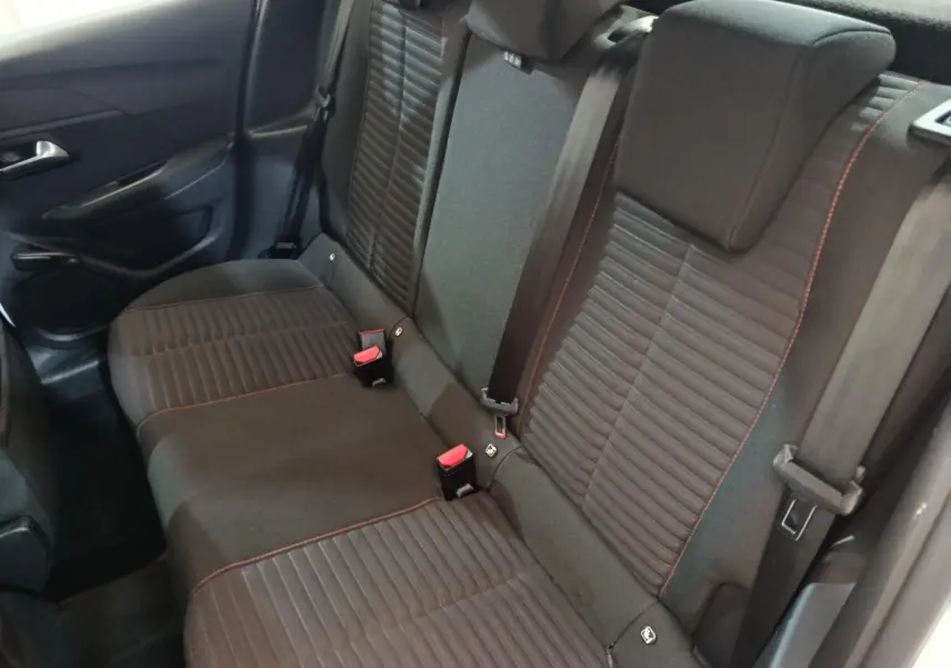 Banquette arrière noire avec surpiqûres rouges vue côté droit dans une Peugeot 208 blanche de 2020.